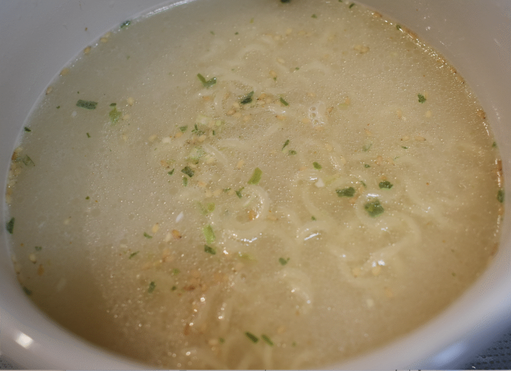 うまかっちゃんの粉末調味料を入れたところ